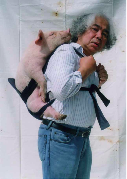 Tatsumi Orimoto：Carrying a baby pig on my back